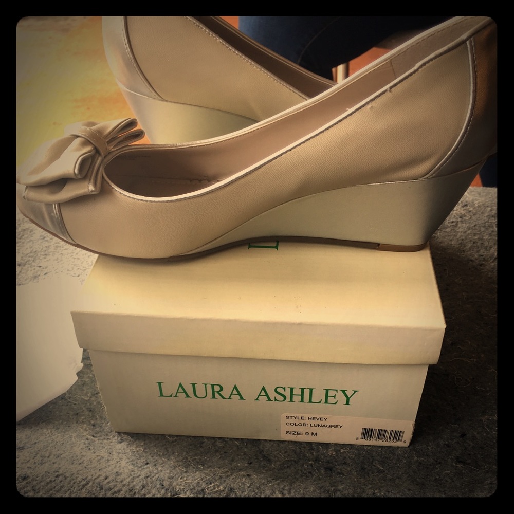 Nude wedges